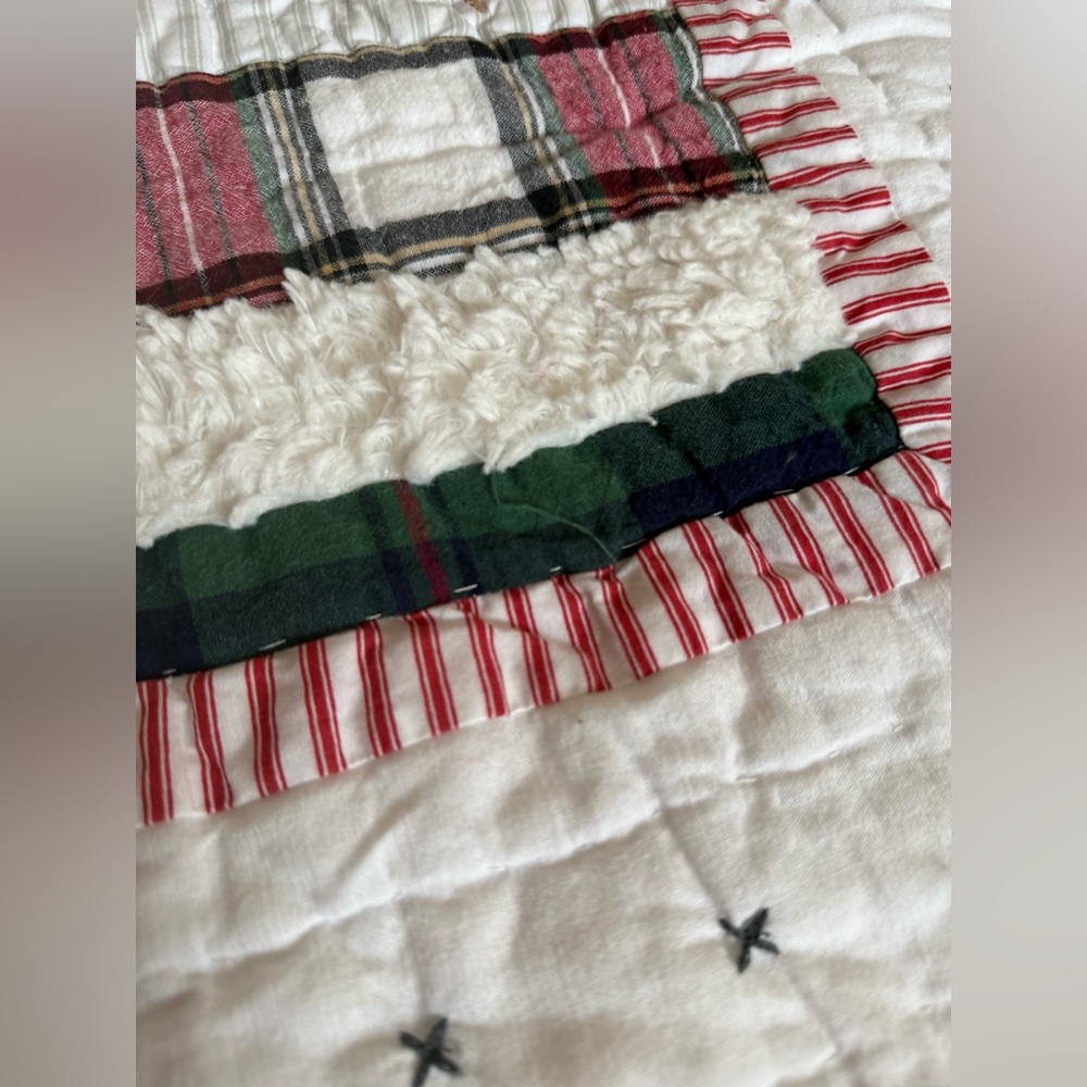 Pottery Barn White Red Quilt Blanket with Santa and Reindeer Crib size - Picture 12 of 13